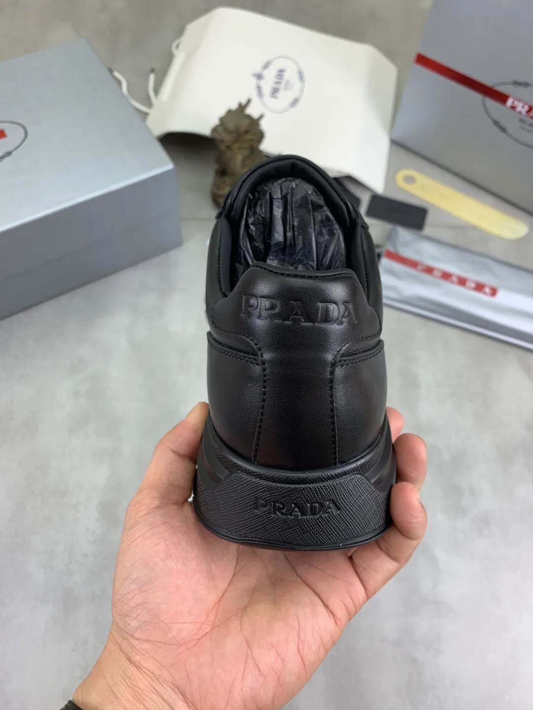 Men's shoes 💰P580💰 [New style] High version official website popular models are on the market, 🆘 Trendy brand (Prada) mainly promotes popular models, avant-garde and versatile fashion men's shoes private version mold opening, cowhide surface splicing 1:1.. Fashionable and simple, original imported cowhide lining cowhide feet; the atmosphere and personality are more fashionable, eye-catching and pursuing class. It will subvert the old idea and be a must-have for fashion trendsetters with you! Must keep it for yourself! Tall and comfortable, large and low, high-end quality workmanship. Size: 38-45; 5️⃣ colors available.